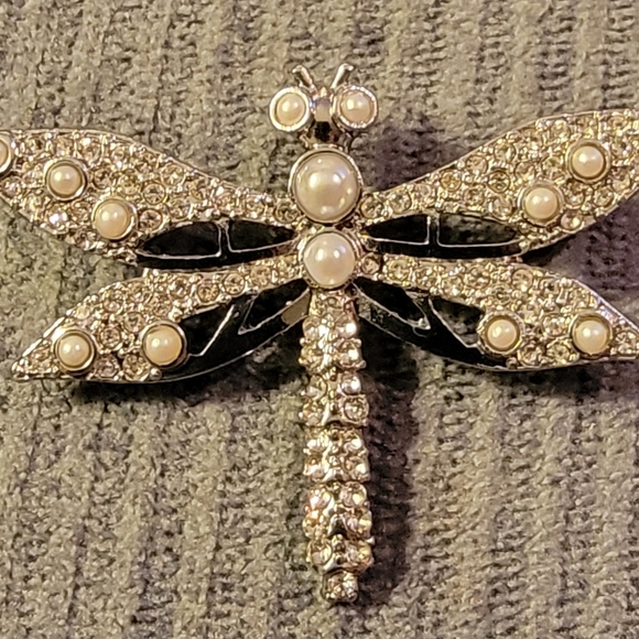 Elegant Pearl & Crystal Dragonfly Brooch - Silver Tone - Picture 3 of 5